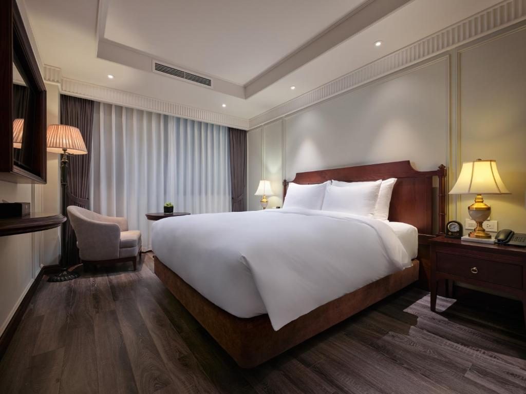 Phòng Colonial Premium Giường Đôi Nhìn Ra Phố