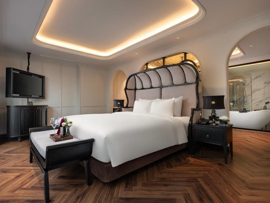 Suite Grand Colonial Terrace Nhìn Ra Cảnh Thành Phố Có Bể Sục Riêng & Quyền Lợi Spa