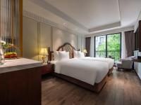Phòng Premium Thông Nhau Nhìn Ra Phố