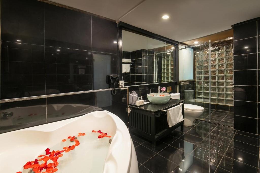 Suite Ja Cosmo Có Ban Công Với Bể Jacuzzi