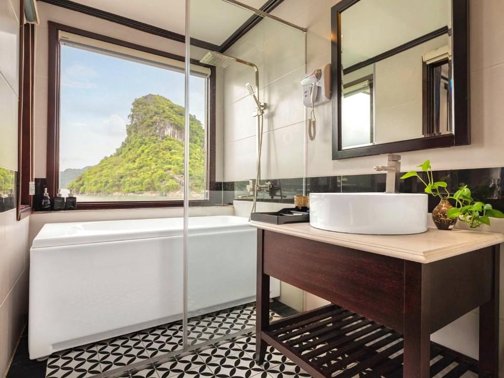 Panorama Suite with Bathtub – Starlink Network Access