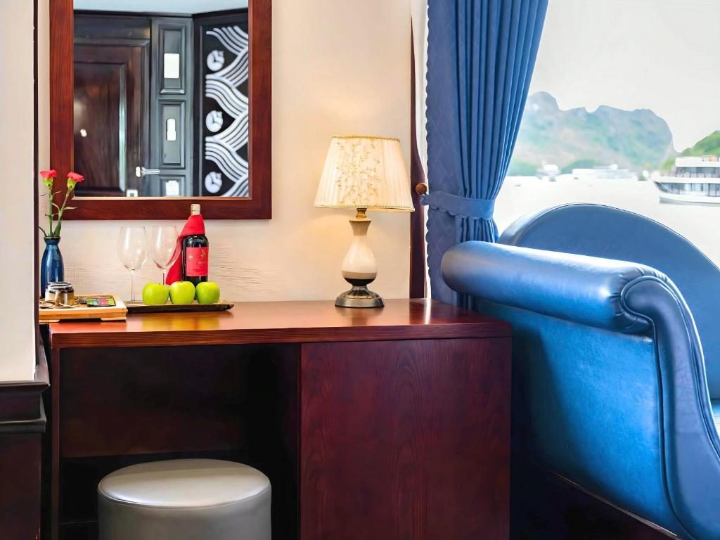 Presidential Suite with Balcony and Bathtub – Starlink Network Access