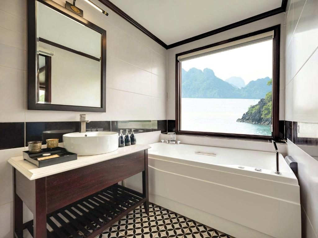 Presidential Suite with Balcony and Bathtub – Starlink Network Access
