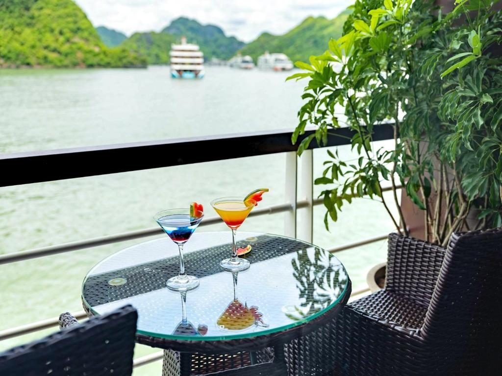 Presidential Suite with Balcony and Bathtub – Starlink Network Access