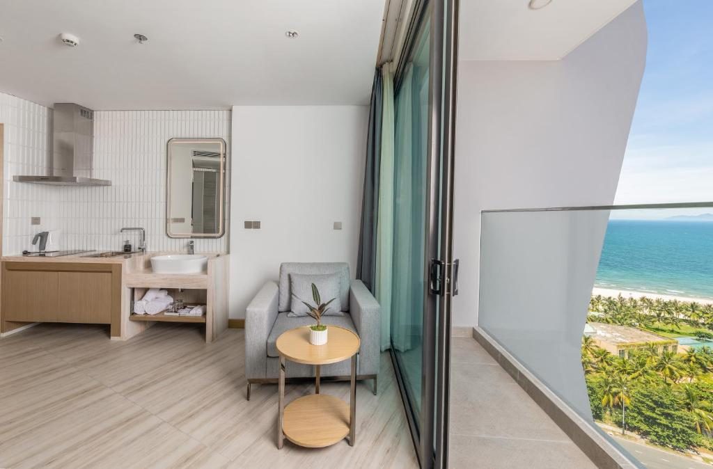 Studio King Room Partial Sea View with Balcony