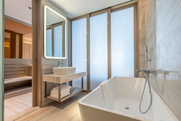 Premier Twin Room Partial Sea View with Balcony