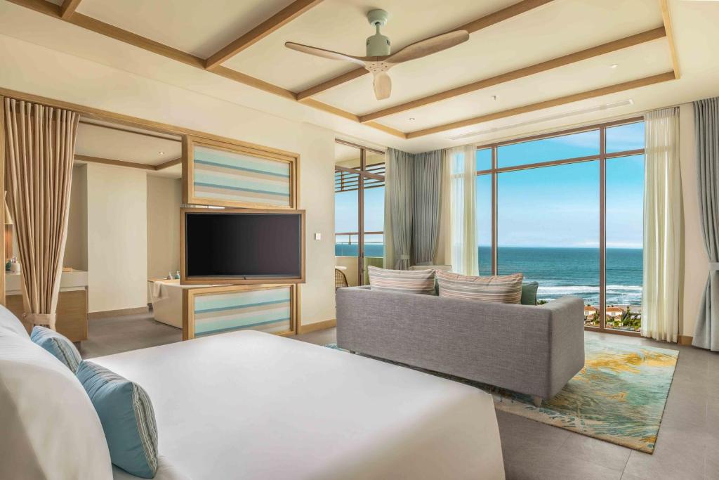 Ocean View King Suite with Balcony – Spa Inclusive