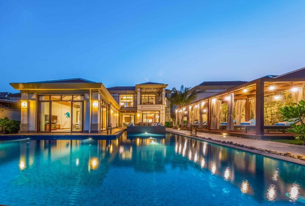 Five Bedroom Beachfront Villa with Private Pool – Spa Inclusive