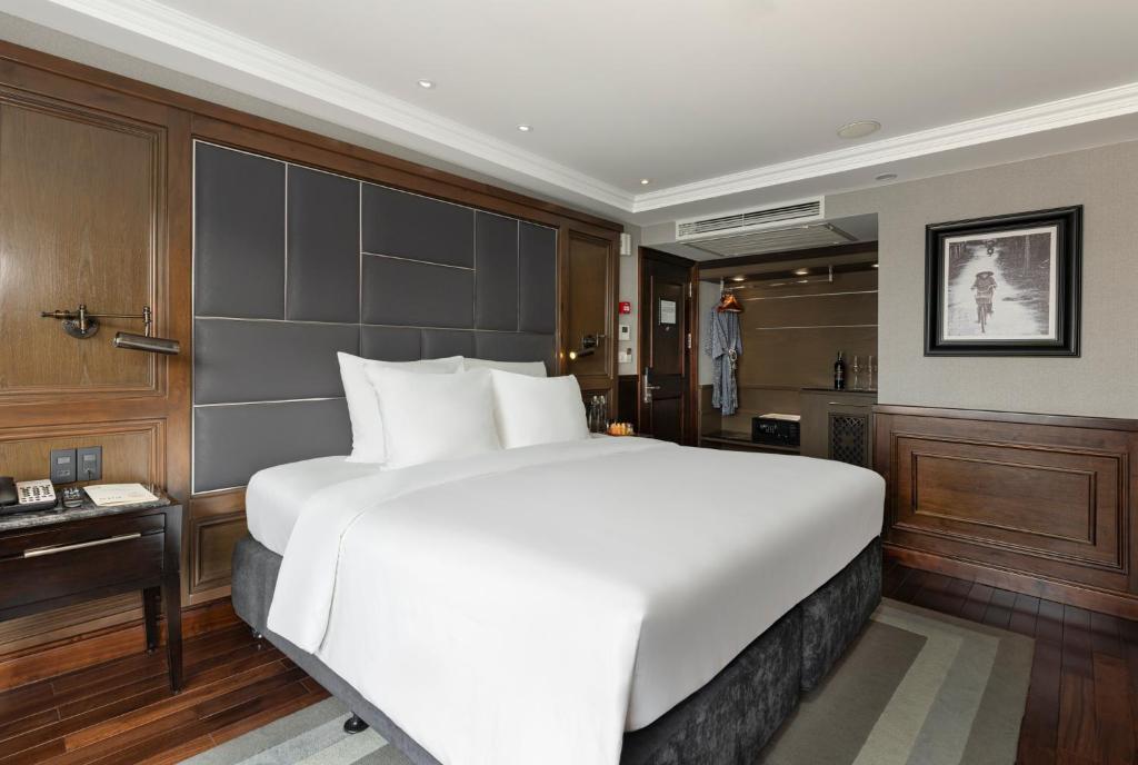 Ambassador Suite With Private Sundeck and 45-min Spa (Head, Shoulder, Foot) Unlimited Non-Alcoholic Drinks