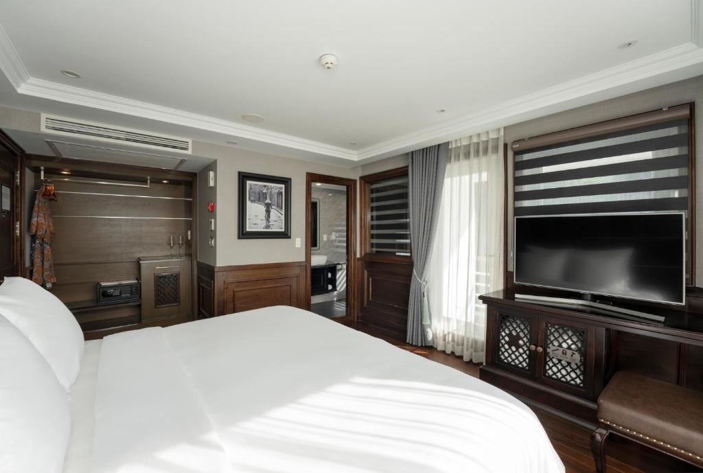 Ambassador Suite With Private Sundeck and 45-min Spa (Head, Shoulder, Foot) Unlimited Non-Alcoholic Drinks