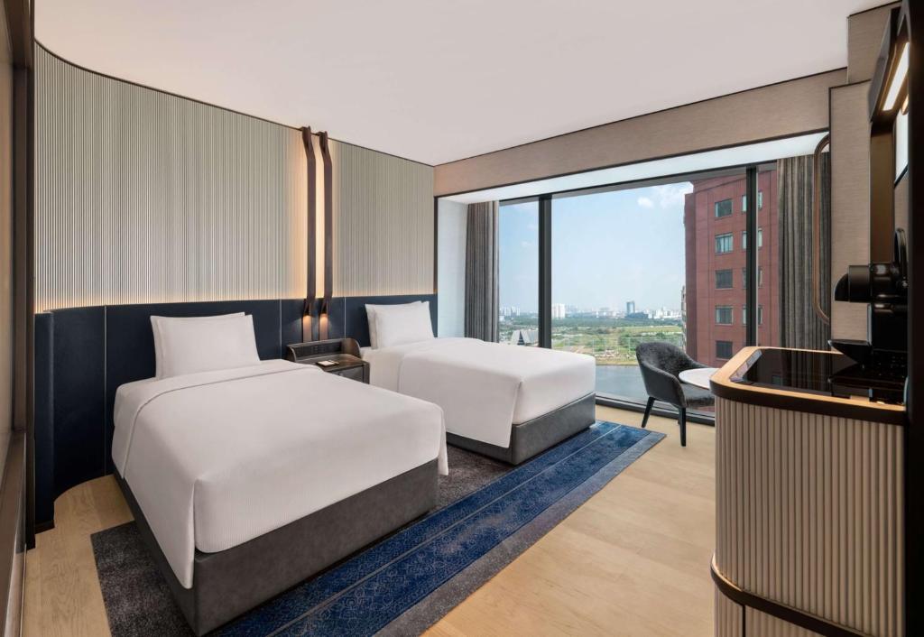 Connecting King and Twin Rooms