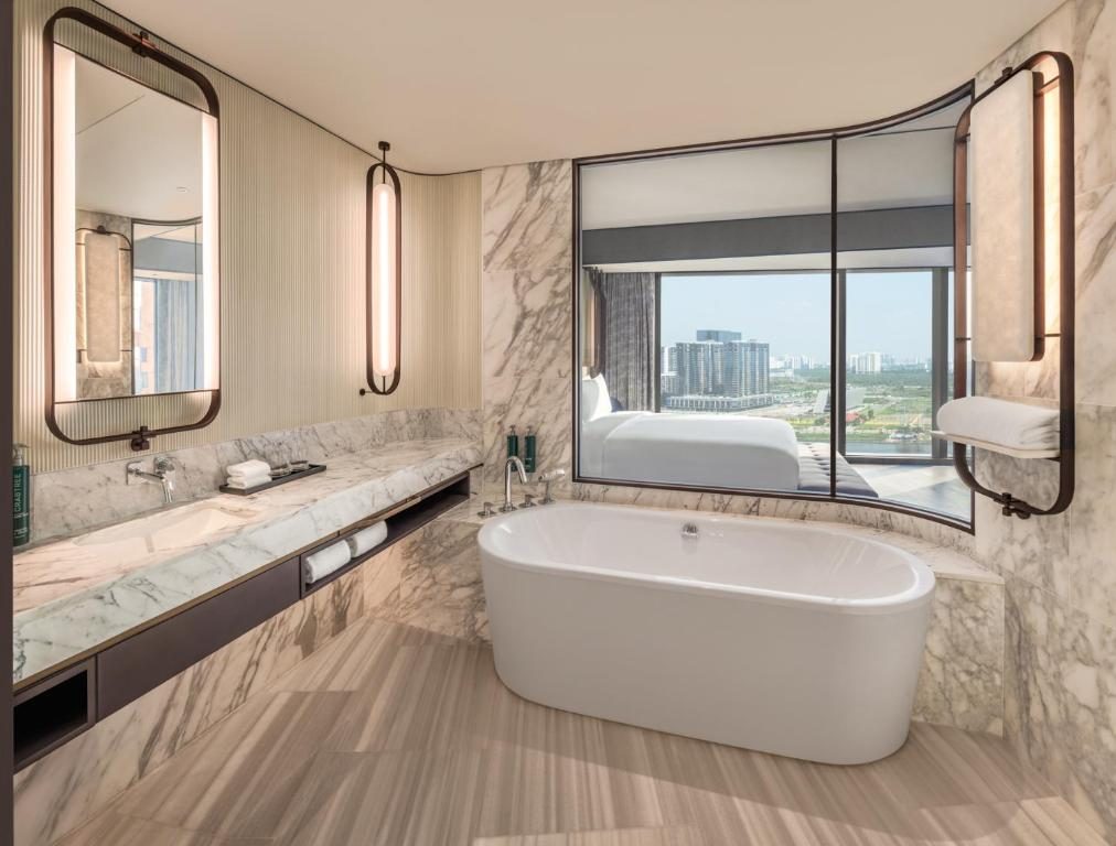 Suite Deluxe Ở Góc Có Giường Cỡ King Nhìn Ra Sông
