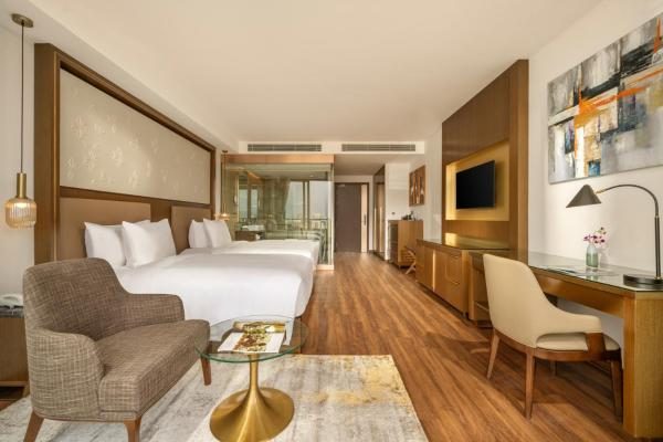 Deluxe Twin Room with Balcony and Bathtub