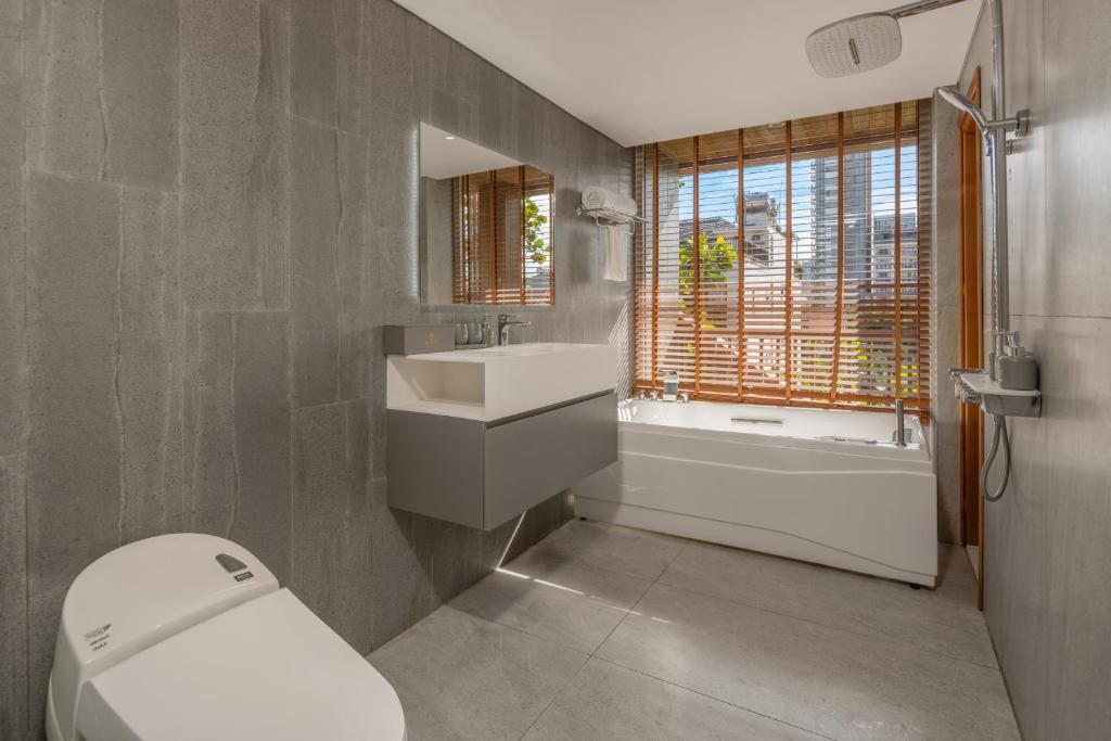 Family Studio with Garden View, Balcony and Bathtub