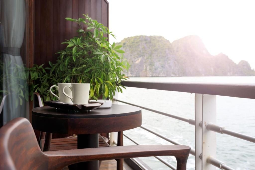 Senior Suite with Balcony and Bathtub – Starlink Network Access