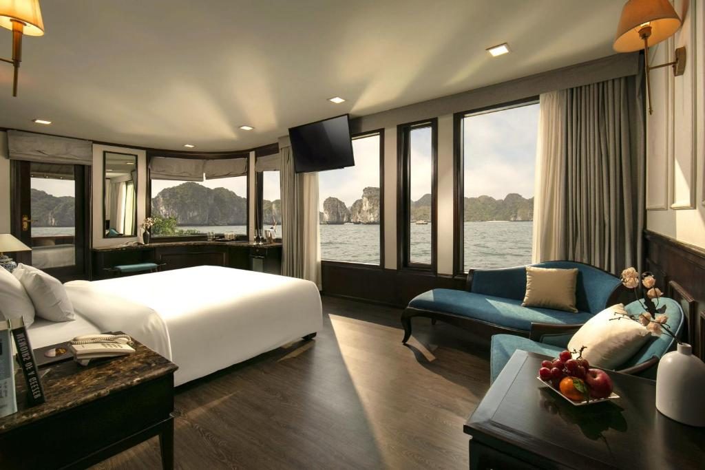 Presidential Suite with Balcony and Bathtub – Starlink Network Access