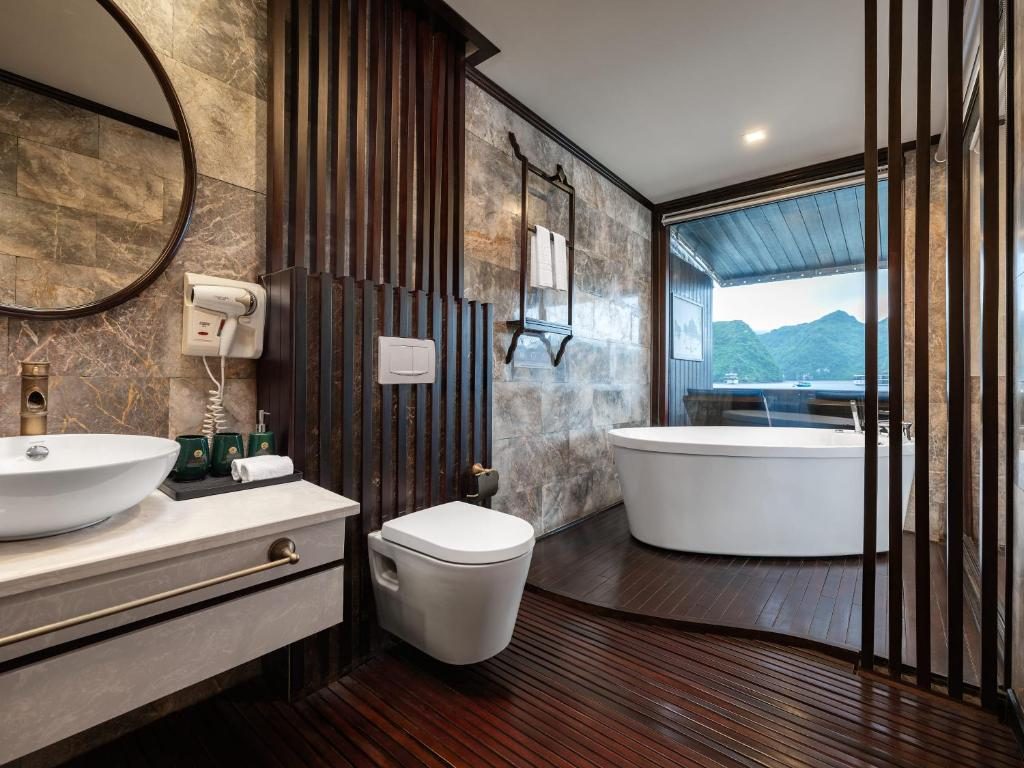 Presidential Suite with Balcony and Bathtub – Starlink Network Access