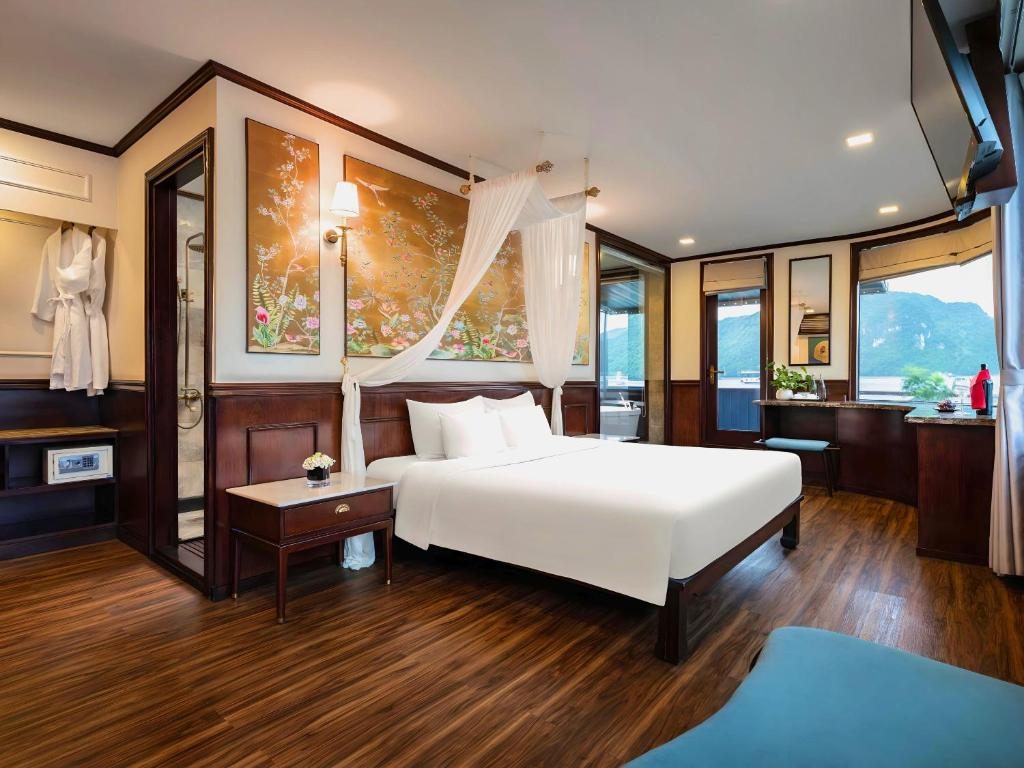 Presidential Suite with Balcony and Bathtub – Starlink Network Access