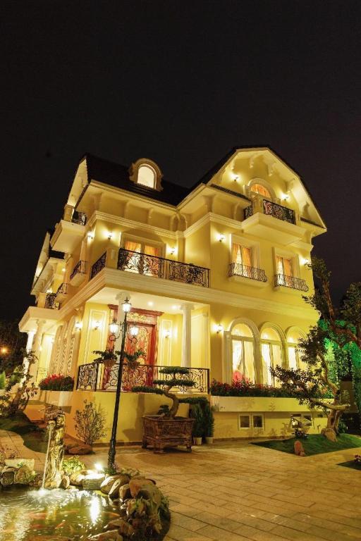 Biệt Thự Nhìn Ra Vườn