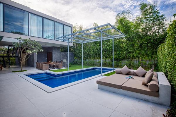 Three-Bedroom Villa with Private Pool and Bathtub