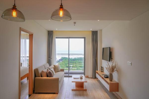 One-Bedroom Apartment Partial Ocean View with Balcony