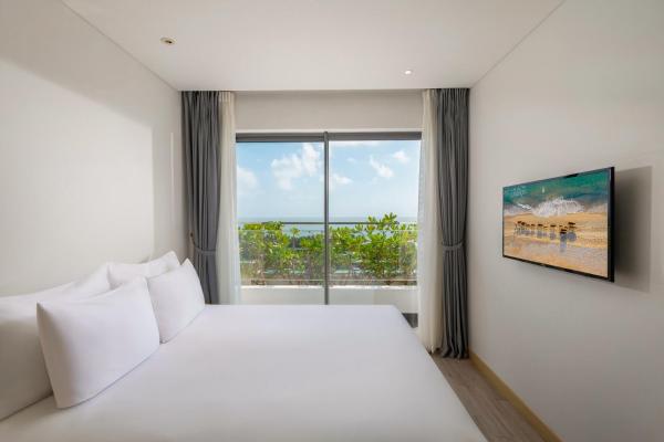 Three-Bedroom Apartment Partial Ocean View with Balcony