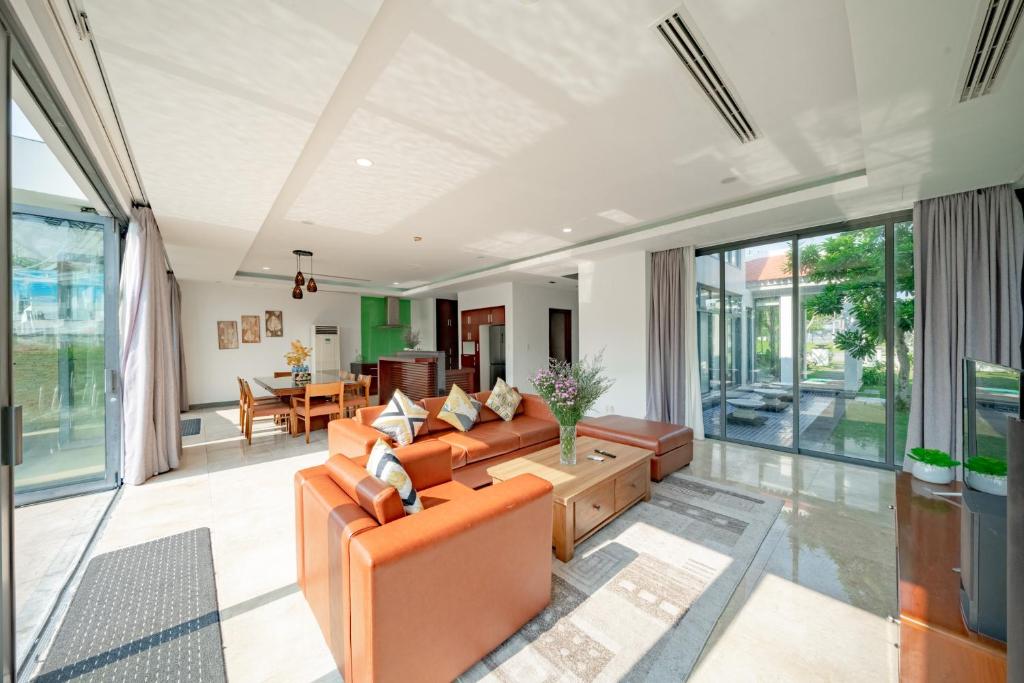 Biệt Thự Nhìn Ra Vườn