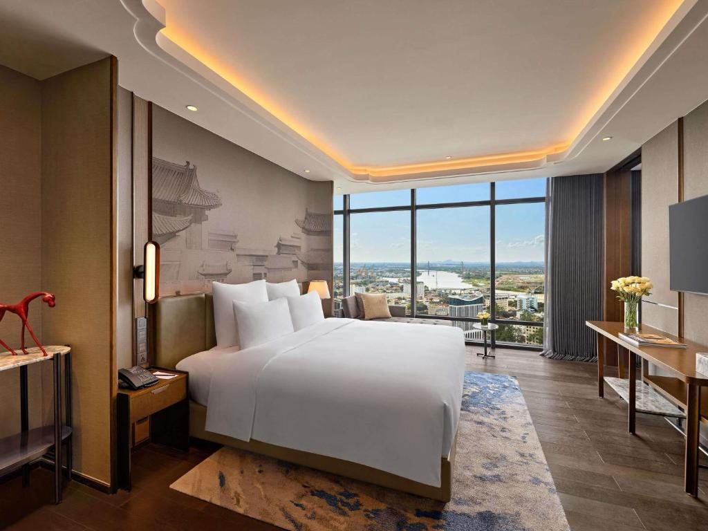 Deluxe King Suite – Lounge Access