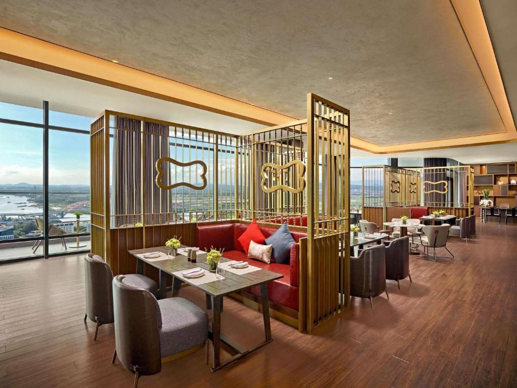 Deluxe King Suite – Lounge Access