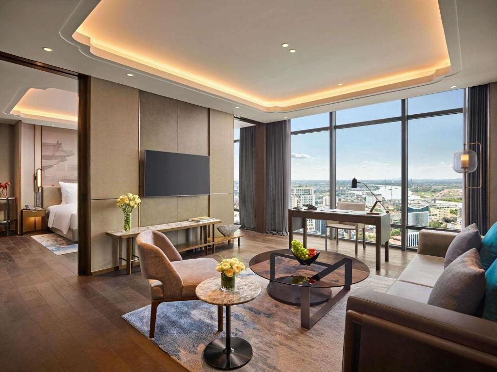 Deluxe King Suite – Lounge Access