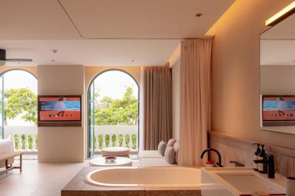 Suite có giường cỡ King với ban công