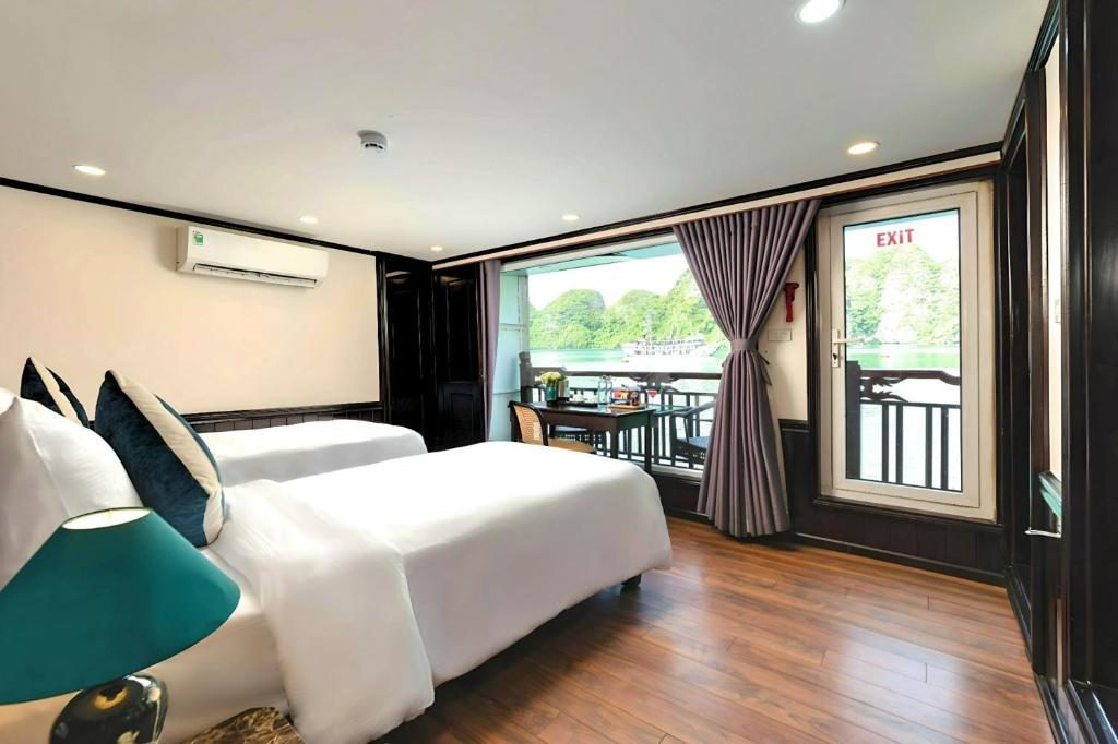Senior Suite with Private Balcony and Bathtub