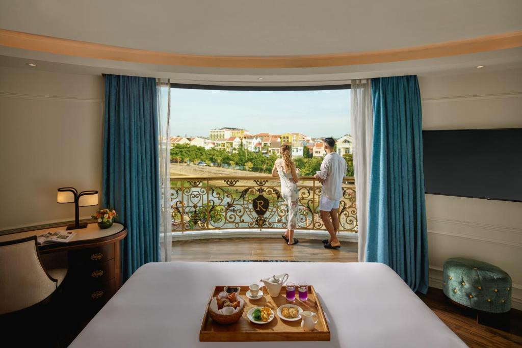 Deluxe Suite King with Executive Lounge Access