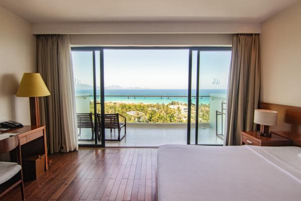 Deluxe King Ocean View with Bathtub