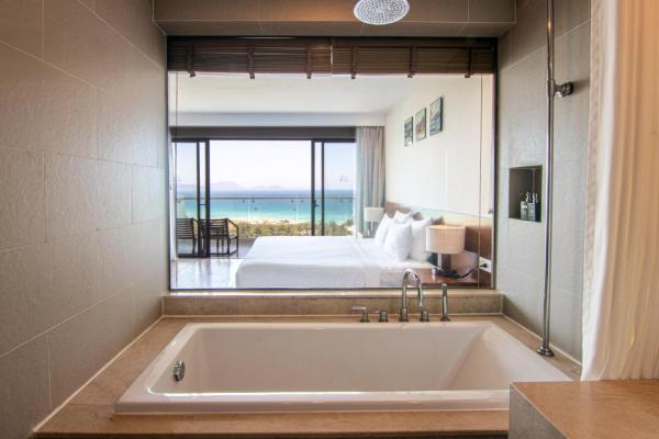 Deluxe King Ocean View with Bathtub