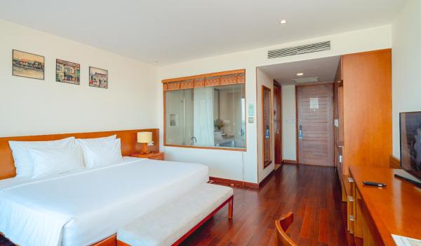 Deluxe King Ocean View with Bathtub