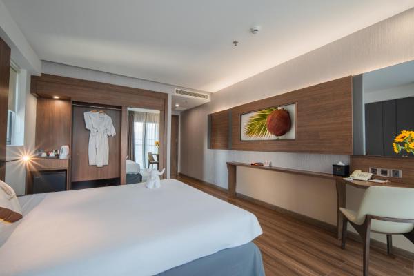 Phòng Premier Deluxe Giường Đôi Có Ban Công