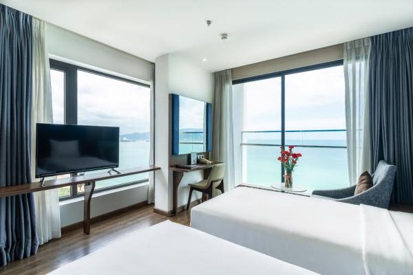Phòng Premier 2 Giường Đơn Nhìn Ra Biển Có Ban Công