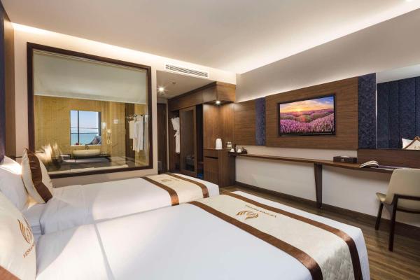 Phòng Premier 2 Giường Đơn Nhìn Ra Biển Có Ban Công