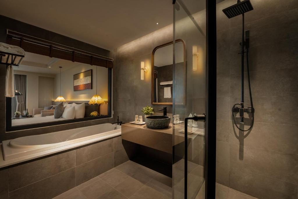 Lagom Suite City or Garden View with Balcony King Bed