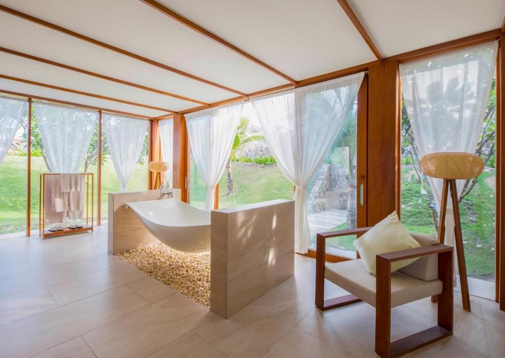 Biệt Thự Có Hồ Bơi Nhìn Ra Biển – Bao Trọn Gói Spa