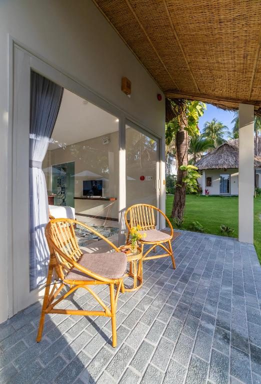 Bungalow Nhìn Ra Hồ Bơi