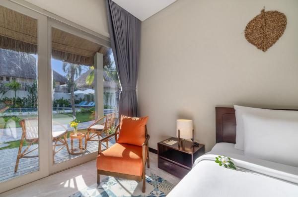 Bungalow Nhìn Ra Hồ Bơi