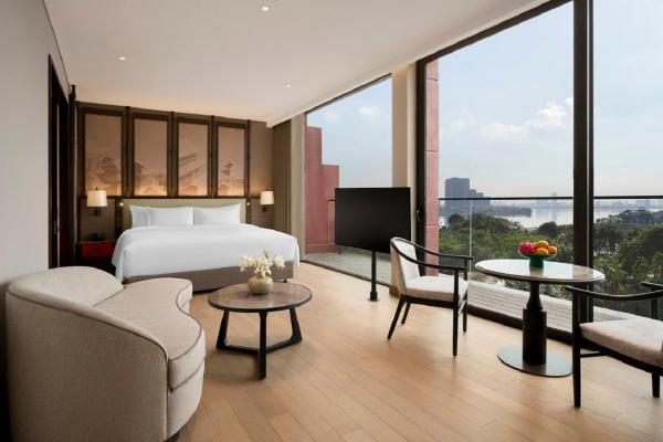 Deluxe Balcony 1 King