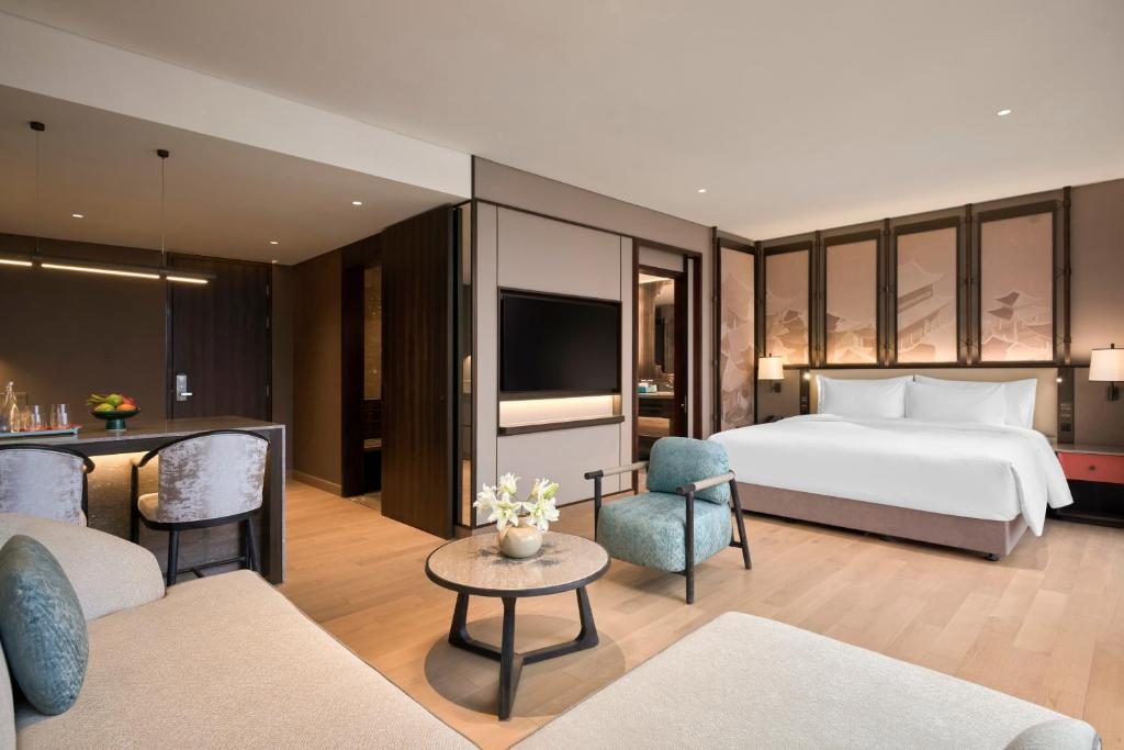 Junior Balcony Suite 1 King