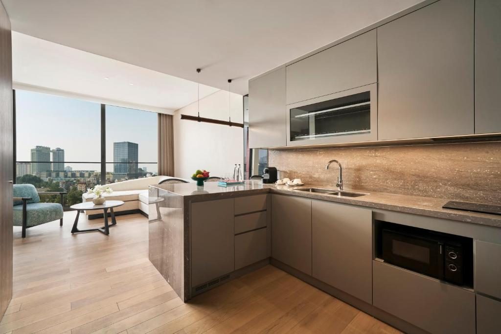 Junior Balcony Suite 1 King