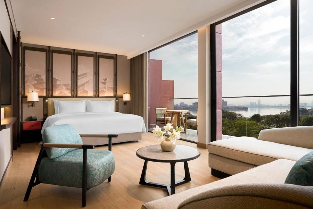 Junior Balcony Suite 1 King