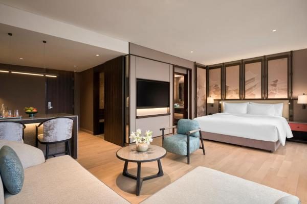Junior Balcony Suite 1 King
