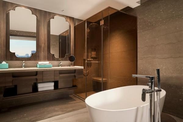 Deluxe Corner 1 King – Lakeside Onsen Retreat