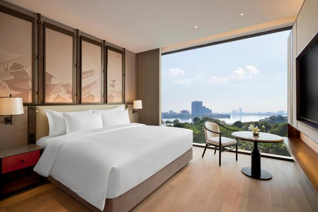 1 Bedroom Suite 1 King – Lakeside Onsen Retreat